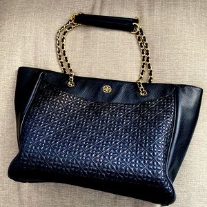 Tory Burch large leather tote bag. Gold chain. Floral embossed.